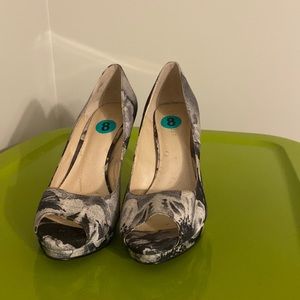 Black and white Nine West shoes. Looks good.